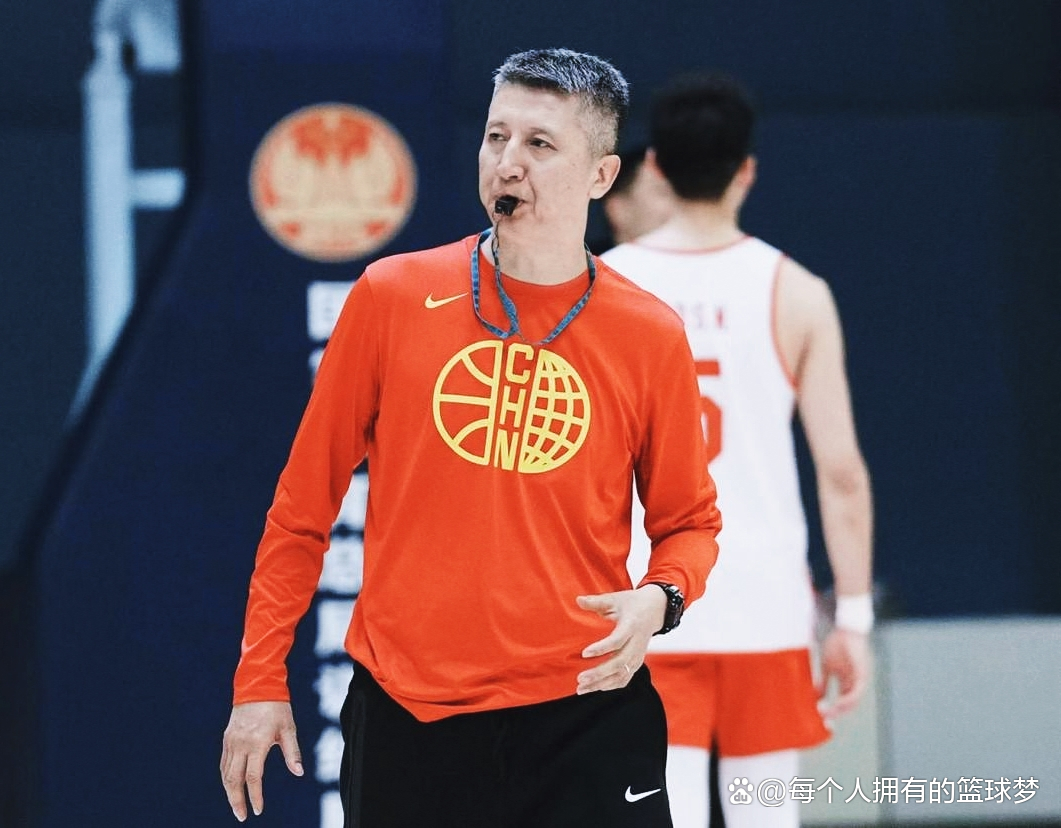 深圳男篮训练开放日,清晨主帅复盘引欢呼,欧超杯在即,团队化学反应显著 深圳男篮训练开放日,清晨主帅复盘引欢呼,欧超杯在即,团队化学反应显著