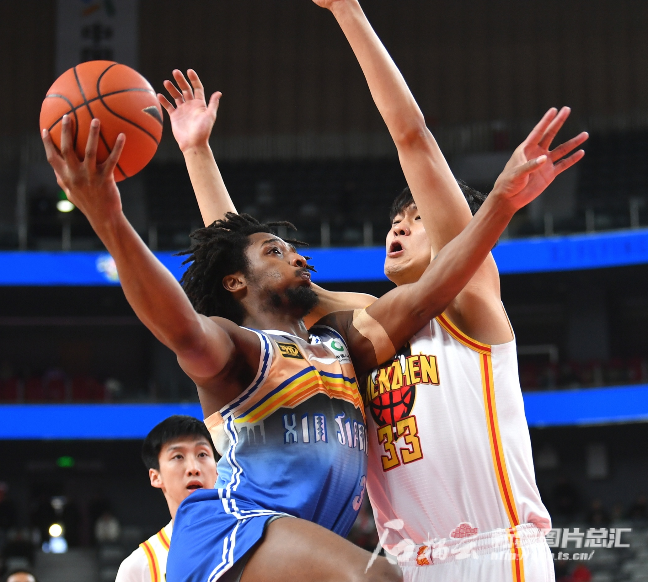 深圳男篮训练开放日,清晨主帅复盘引欢呼,欧超杯在即,团队化学反应显著 深圳男篮训练开放日,清晨主帅复盘引欢呼,欧超杯在即,团队化学反应显著