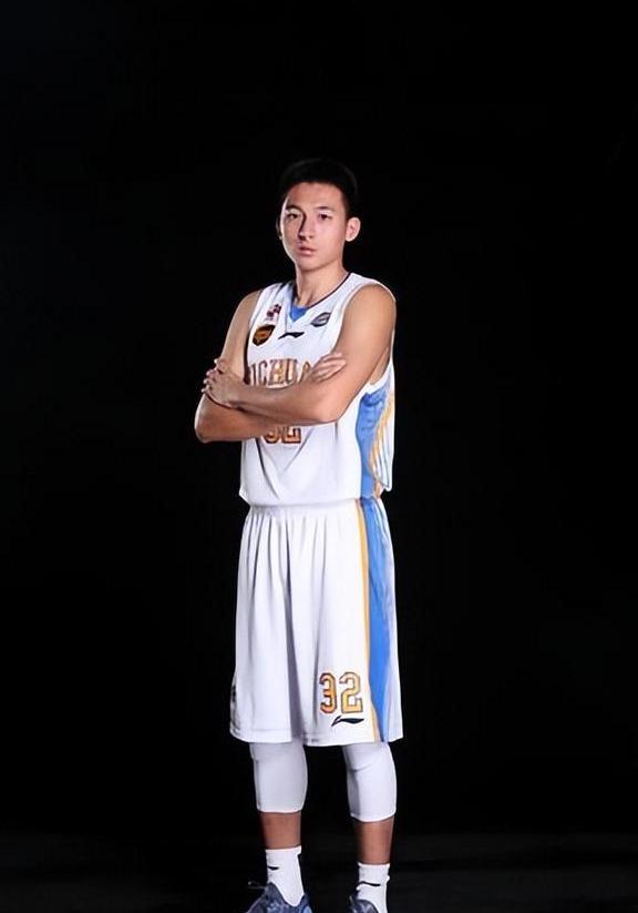 今晚拜仁慕尼黑备战CBA常规赛，官宣签约细节曝光，底气十足，年轻球员得到机会的简单介绍