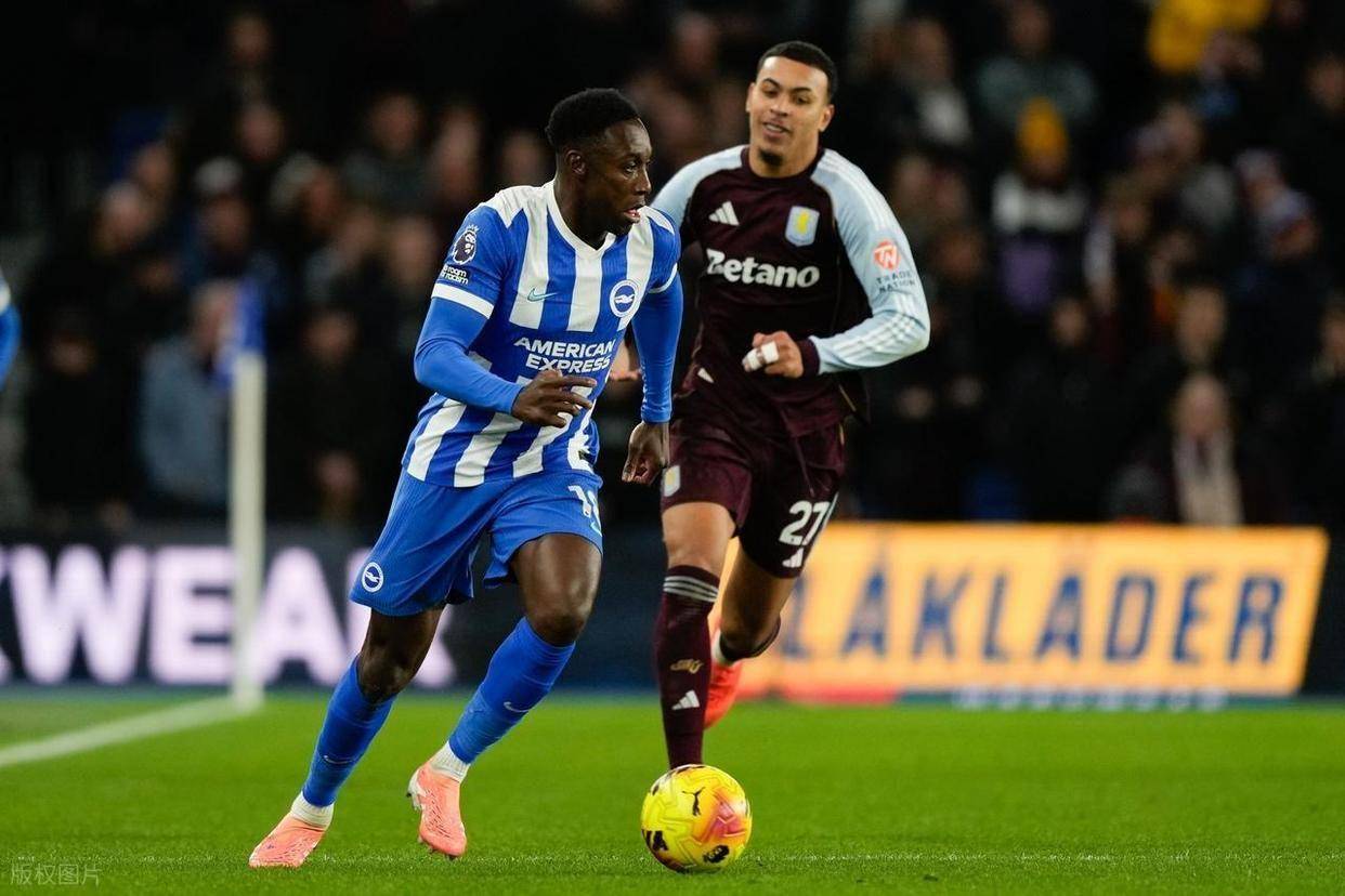 阿斯顿维拉训练开放日，今晨绝杀压哨引欢呼，英超在即，训练强度明显提升的简单介绍